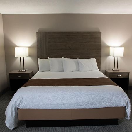 Lomira Inn And Suites Екстериор снимка