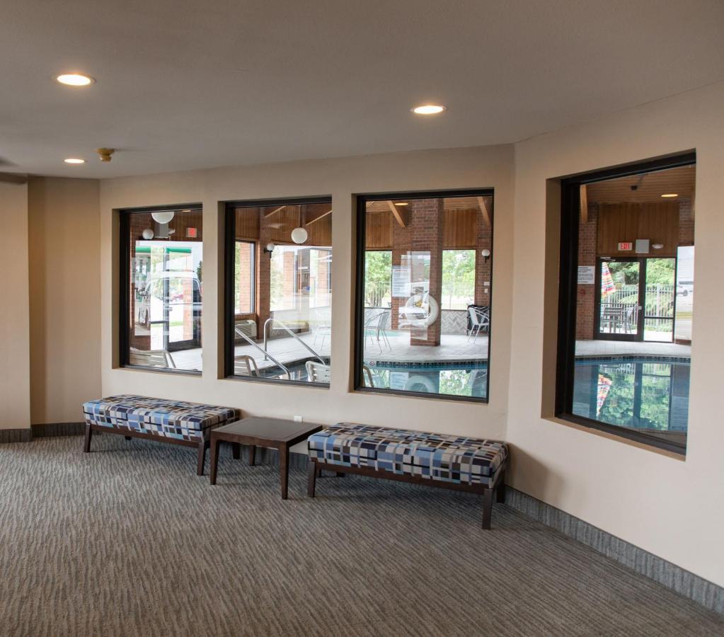 Lomira Inn And Suites Екстериор снимка