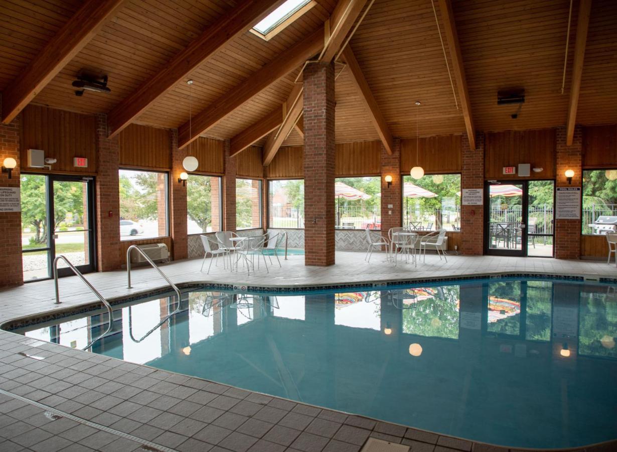 Lomira Inn And Suites Екстериор снимка