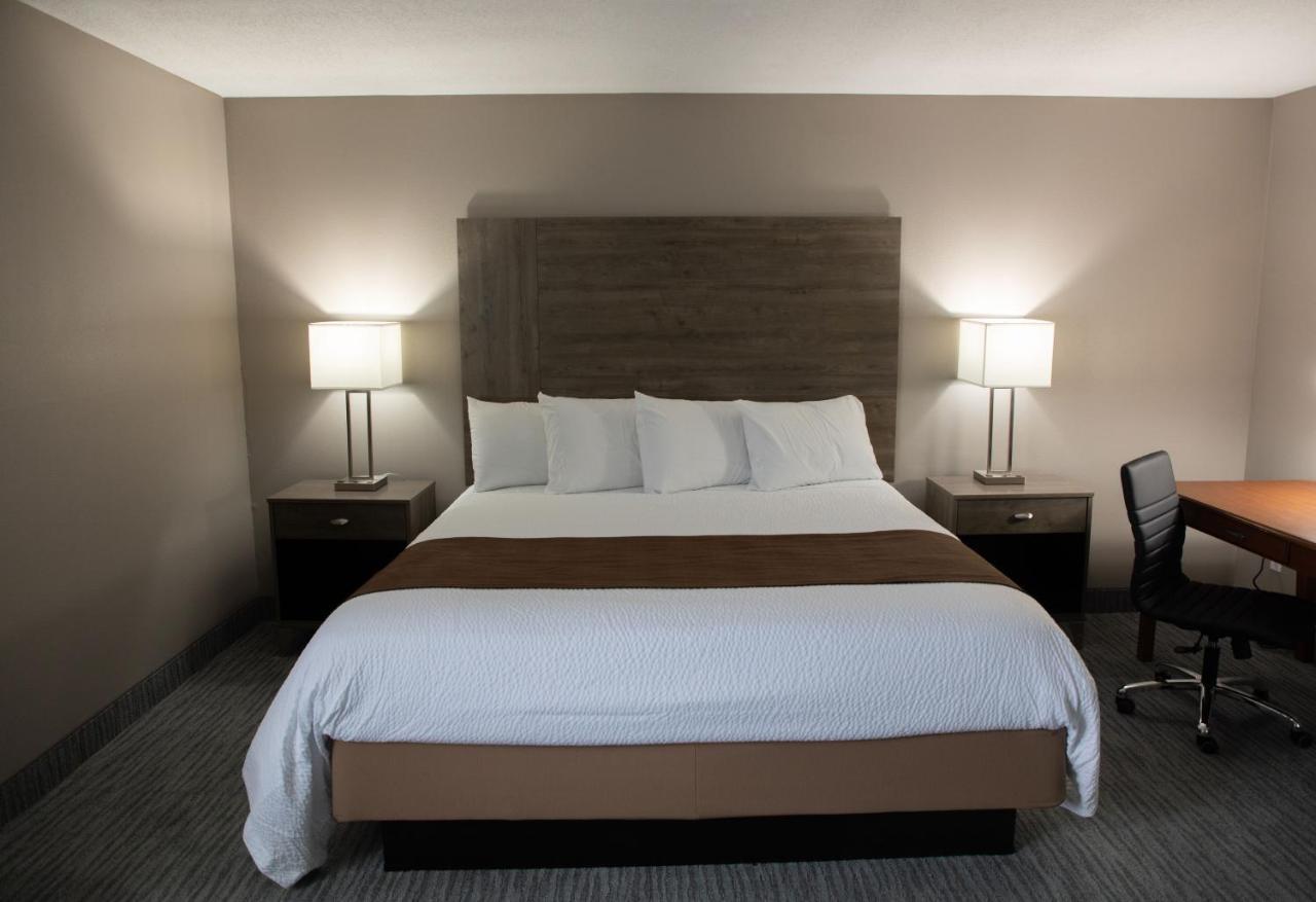 Lomira Inn And Suites Екстериор снимка