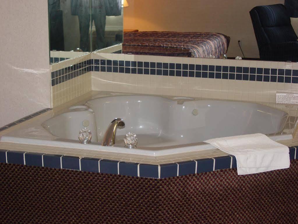 Lomira Inn And Suites Екстериор снимка