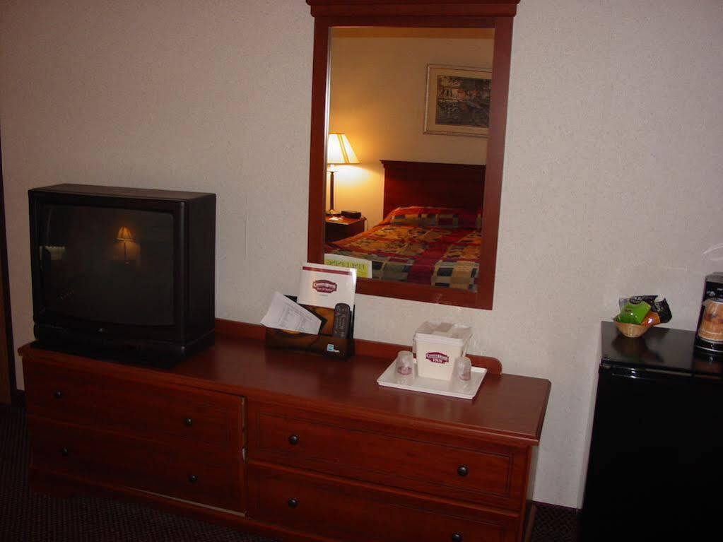 Lomira Inn And Suites Екстериор снимка