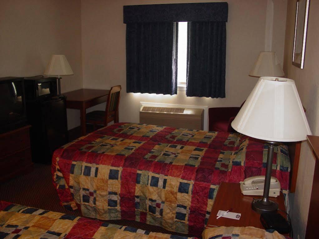 Lomira Inn And Suites Екстериор снимка